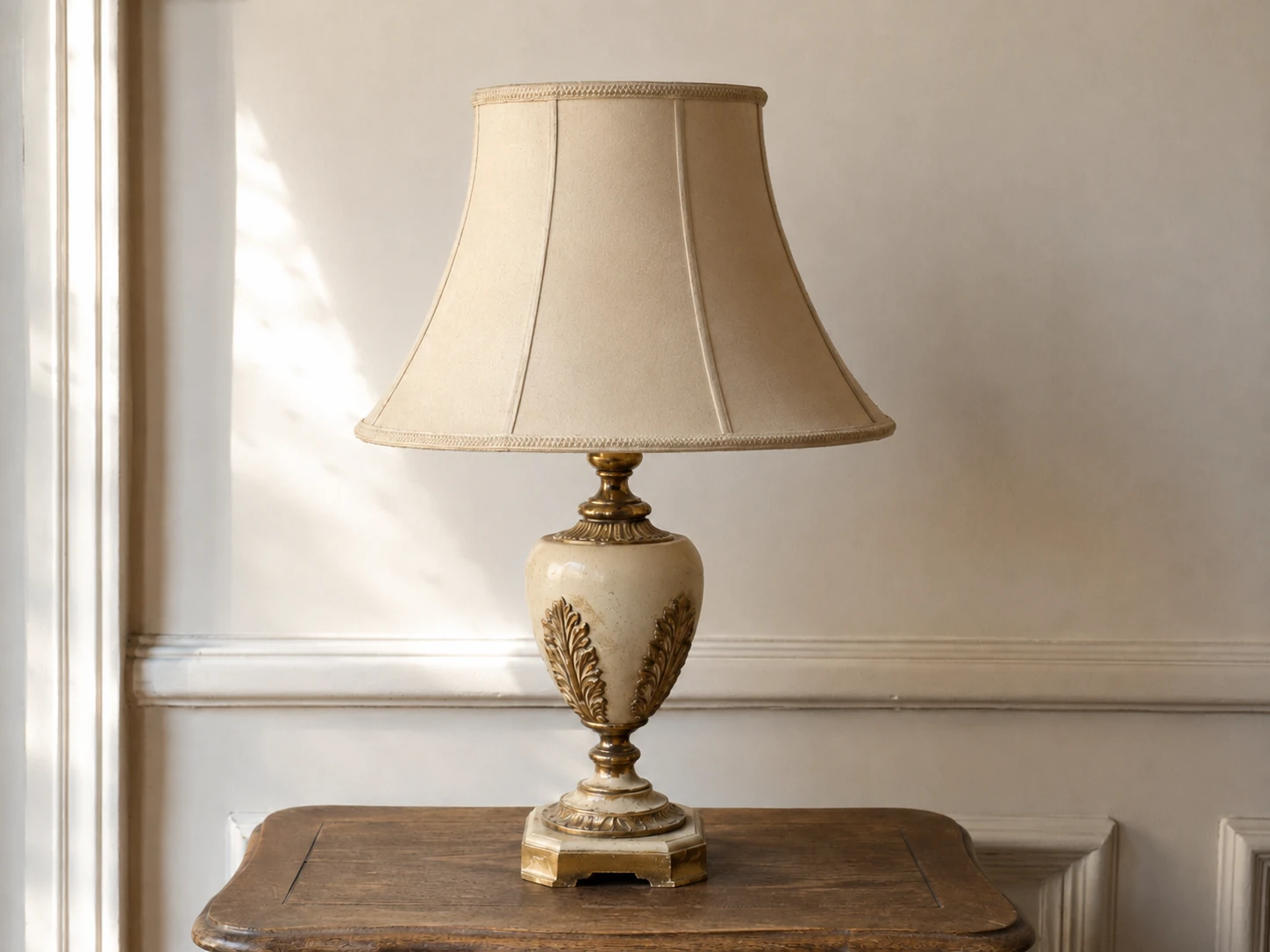Objets vintage, luminaire, appareil photo et curiosités sur un établi
