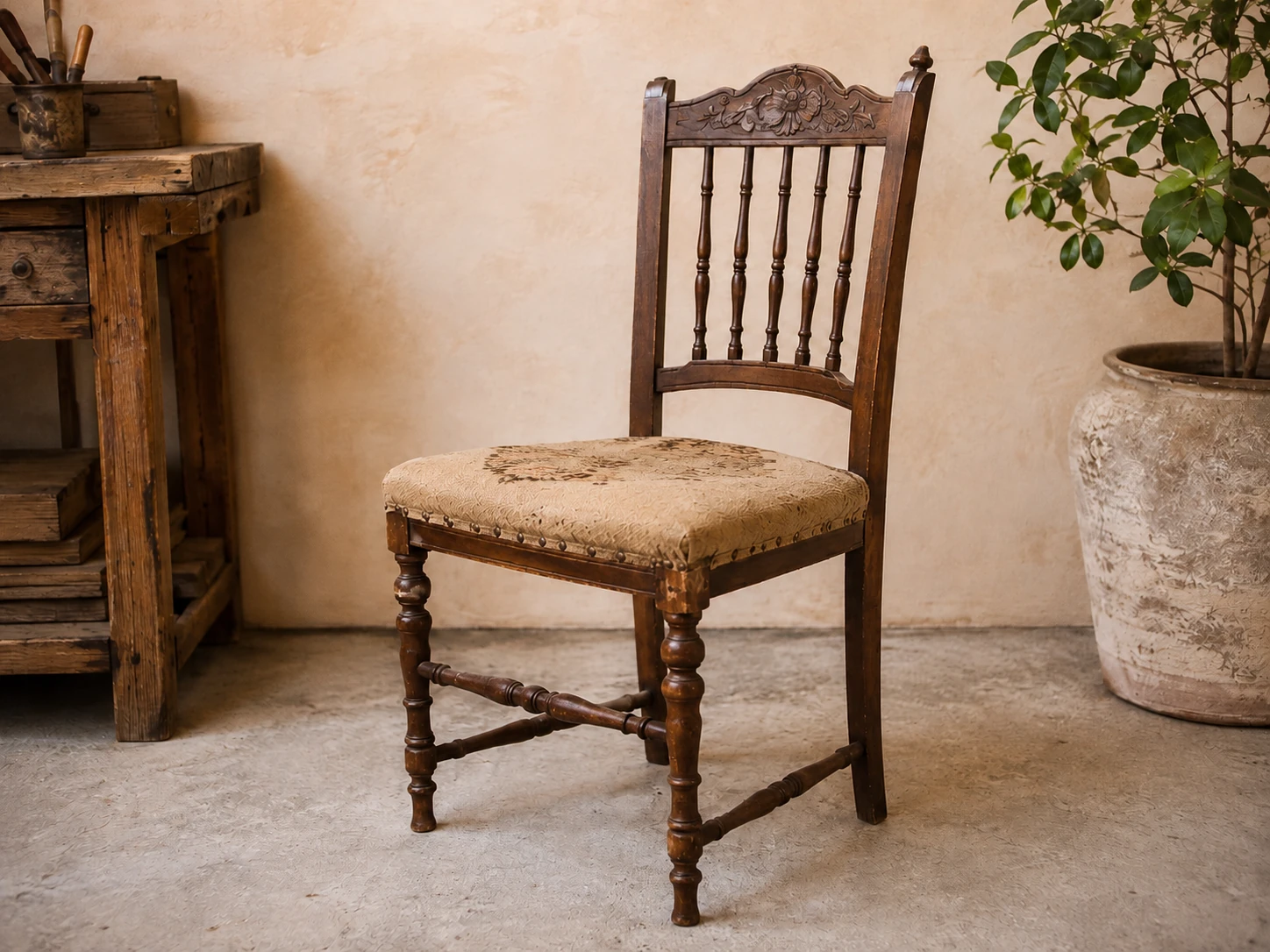 Chaise ancienne et décoration dans un intérieur chaleureux