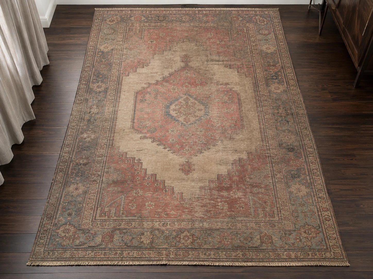 Tapis ancien avant nettoyage, délavé et terne